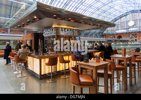 Searcy der Champagner-Bar, St. Pancras Station, London Stockfoto