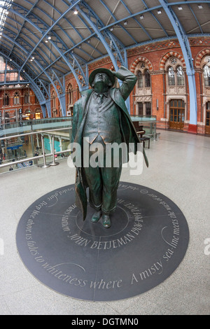 Sir John Betjeman, Skulptur von Martin Jennings, St Pancras Station, London Stockfoto