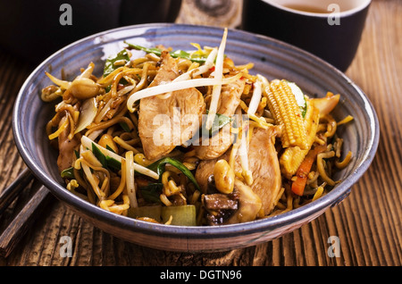 Gebratene Nudeln mit Hühnerfleisch Stockfoto