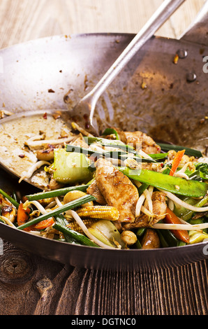 rühren, gebratenem Gemüse und Huhn im wok Stockfoto