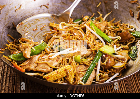 Wok gebratene Nudeln einrühren Stockfoto