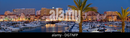 Portugal, der Algarve Vilamoura Marina in der Abenddämmerung Stockfoto