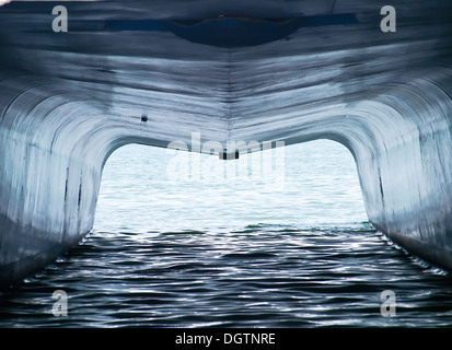 Katamaran vor Anker im Hafen - Blick über Stockfoto