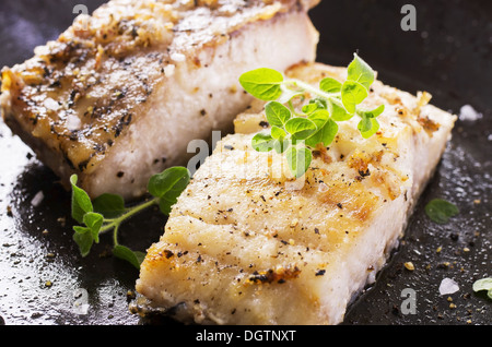 Fischfilet in der Pfanne gebraten Stockfoto