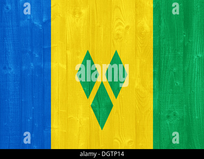 wunderschöne St. Vincent und die Grenadinen-Flagge gemalt auf einem Holzbrett Textur Stockfoto