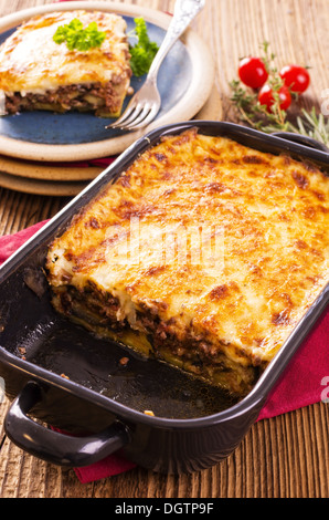 Mousakas mit Hackfleisch und aubergine Stockfoto