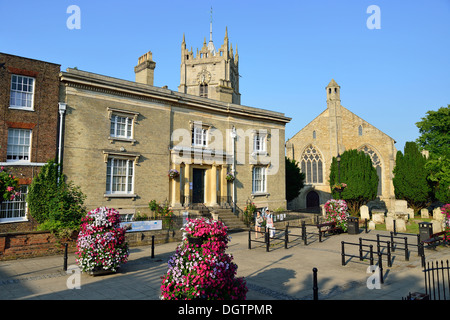 Das Wisbech & Fenland-Museum und St.-Peter Kirche, Museumsplatz, Wisbech, Cambridgeshire, England, Vereinigtes Königreich Stockfoto