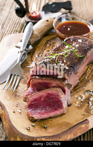 Rindersteak auf dem Holzbrett Stockfoto