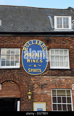 Bullards Ale Zeichen, The Maids Head Hotel, Dienstag Marktplatz, King's Lynn, Norfolk, England, Vereinigtes Königreich Stockfoto