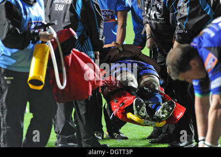 Swansea, Großbritannien. 25. Oktober 2013.RaboDirect PRO12 - Fischadler V Newport Gwent Dragons im Liberty Stadium in Swansea: Toby Faletau der Newport Gwent Drachen ist noch aus dem Feld mit einer Verletzung. Bildnachweis: Phil Rees/Alamy Live-Nachrichten Stockfoto