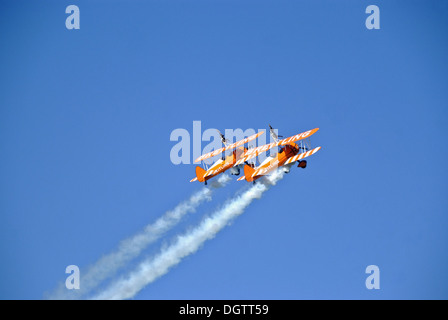 Breitling Flügel Wanderer Kunstflug-Team mit klaren blauen Himmel am Kolben und Requisiten zeigen Unternehmen Flugplatz Northamptonshire Stockfoto