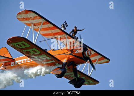 Breitling Flügel Wanderer Kunstflug-Team mit klaren blauen Himmel am Kolben und Requisiten zeigen Unternehmen Flugplatz Northamptonshire Stockfoto