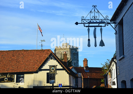 "The Fat Duck" Restaurant Zeichen und 15. Jahrhundert "The Hinds Head" Pub, High Street, Bray, Berkshire, England, Vereinigtes Königreich Stockfoto