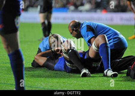 Swansea, Großbritannien. 25. Oktober 2013.RaboDirect PRO12 - Fischadler V Newport Gwent Dragons im Liberty Stadium in Swansea: Toby Faletau der Newport Gwent Drachen von Sanitäter vor der Entscheidung aus dem Feld mit einer Verletzung zu gesehen wird. Bildnachweis: Phil Rees/Alamy Live-Nachrichten Stockfoto