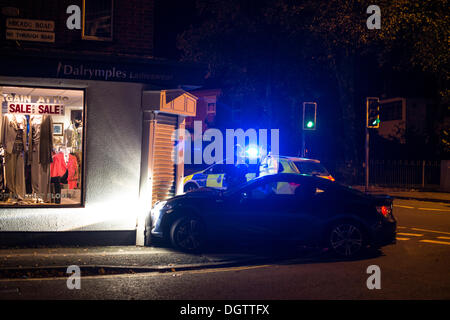 Polizei Verfolgungsjagd endet im Crash, schädlichen lokales Geschäft in Long Eaton, Nottingham Stockfoto