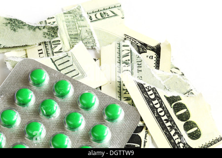 Grüne Pillen mit Dollar auf weißem Hintergrund Stockfoto