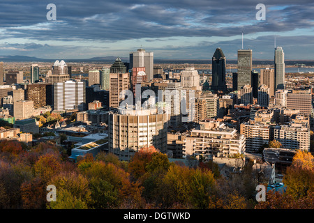 Skyline von Montreal vom Mount Royal auf einer späten Oktober Nachmittag angesehen. Stockfoto