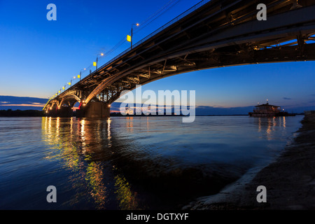 Brücke auf eine ruhige Nacht in Nischni Nowgorod Stockfoto