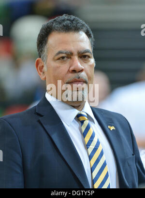 London, UK. 25. Oktober 2013.   London Lions Vince Macauley [Trainer] während der Löwen 100-92 Sieg gegen Plymouth Räuber.  © Stephen Bartholomäus/Alamy Live-Nachrichten Stockfoto