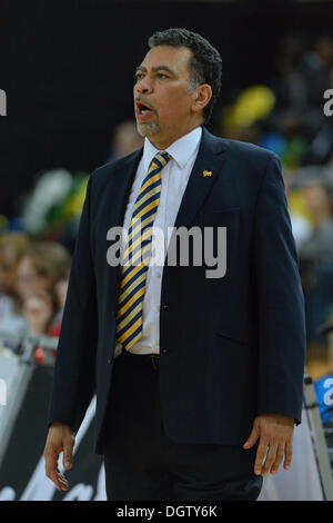 London, UK. 25. Oktober 2013.   London Lions Vince Macauley [Trainer] während der Löwen 100-92 Sieg gegen Plymouth Räuber. Lions gewannen das Match 100-92.  © Stephen Bartholomäus/Alamy Live-Nachrichten Stockfoto