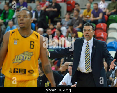 London, UK. 25. Oktober 2013.   London Lions Vince Macauley [Trainer] während der Löwen 100-92 Sieg gegen Plymouth Räuber. Lions gewannen das Match 100-92.  © Stephen Bartholomäus/Alamy Live-Nachrichten Stockfoto