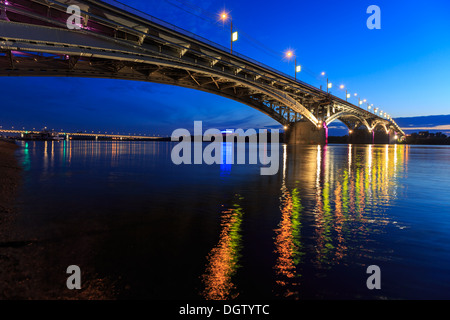 Brücke auf eine ruhige Nacht in Nischni Nowgorod Stockfoto