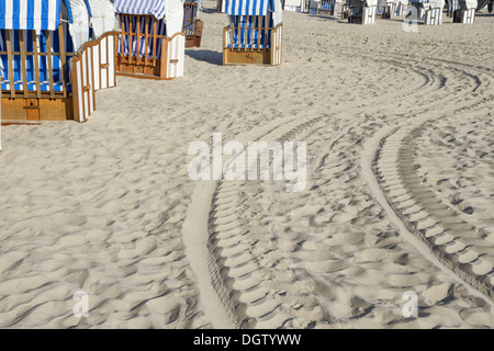 Reifenspuren am Strand Stockfoto