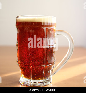 Im Glas frisches Bier Stockfoto