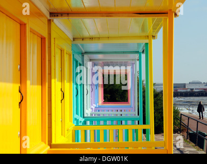 Farbigen Strandhütten an Clacton-on-Sea in Essex Stockfoto