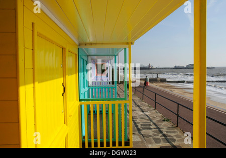 Farbigen Strandhütten an Clacton-on-Sea in Essex Stockfoto