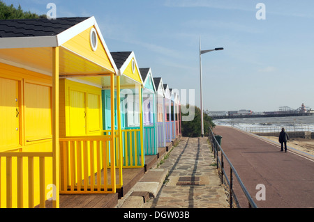 Farbigen Strandhütten an Clacton-on-Sea in Essex Stockfoto