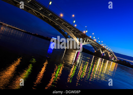 Brücke auf eine ruhige Nacht in Nischni Nowgorod Stockfoto