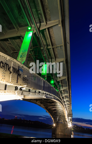 Brücke auf eine ruhige Nacht in Nischni Nowgorod Stockfoto