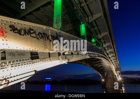 Brücke auf eine ruhige Nacht in Nischni Nowgorod Stockfoto