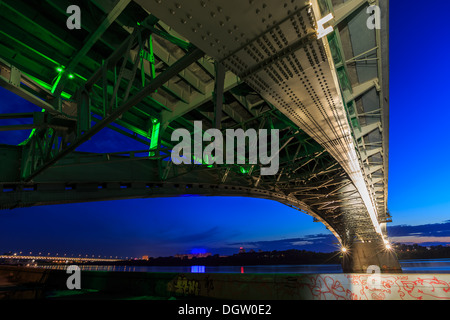 Brücke auf eine ruhige Nacht in Nischni Nowgorod Stockfoto