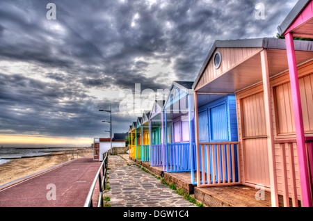 Farbige Strandhütten an Clacton-on-Sea in Essex, Bild in HDR Stockfoto