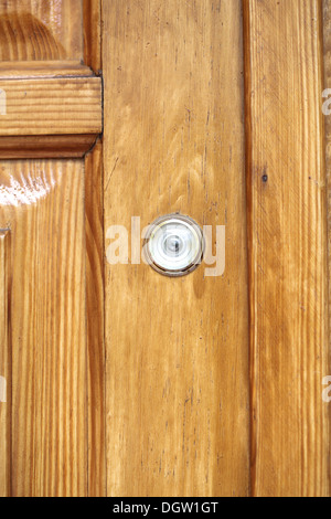 Guckloch in der Holztür Stockfoto