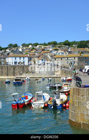 Blick auf den Hafen, Mousehole, Cornwall, England, Vereinigtes Königreich Stockfoto