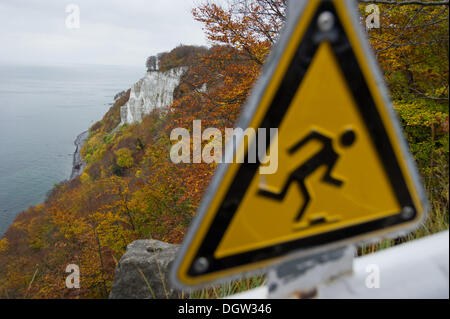 Sassnitz, Deutschland. 21. Oktober 2013. Blick auf die Kreide-Küste der Ostsee Insel Rügen von der Klippe Koenigstuhl im Nationalpark Jasmund bei Sassnitz, Deutschland, 21. Oktober 2013. Mit ca. 3.000 ist ha den Nationalpark auf der Insel Rügen die kleinste in Deutschland. 1,5 Millionen Besucher reisen jährlich nach Park. Foto: Stefan Sauer/Dpa/Alamy Live News Stockfoto