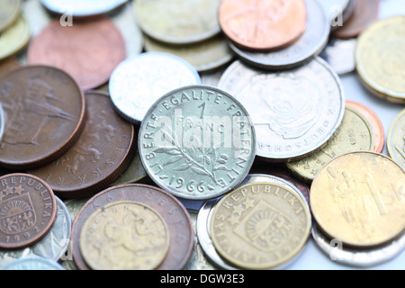 1 Franc-Münze in der Mitte des alten Münzen Stockfoto