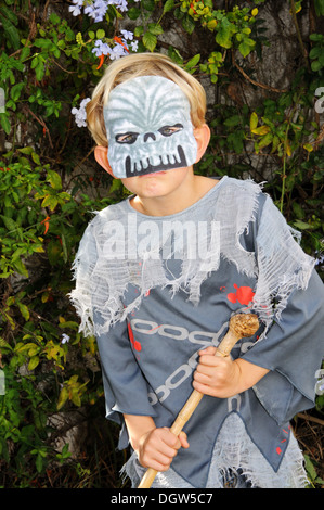Junge als ein Zombie/Ghul für Halloween verkleidet. Stockfoto