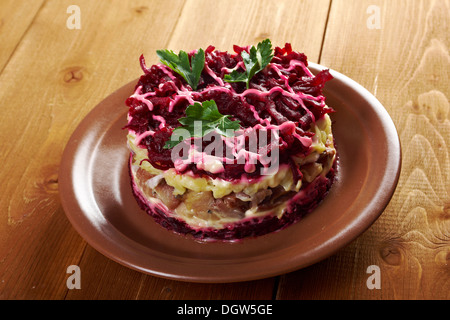 Gekleidete Hering - russischer Salat Stockfoto