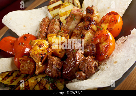 Schaschlik (Schaschlik). Verschiedene Arten Matte geröstet Stockfoto