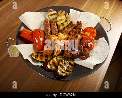 Schaschlik (Schaschlik). Verschiedene Arten Matte geröstet Stockfoto