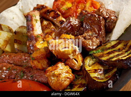 Schaschlik (Schaschlik). Verschiedene Arten Matte geröstet Stockfoto