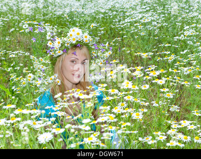 Frau in einem Kranz von Wildblumen Stockfoto