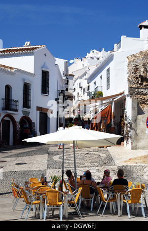 Dorf Straße und Gehweg Café, weiß getünchten Dorf (Pueblo Blanco), Frigiliana, Spanien, Westeuropa. Stockfoto