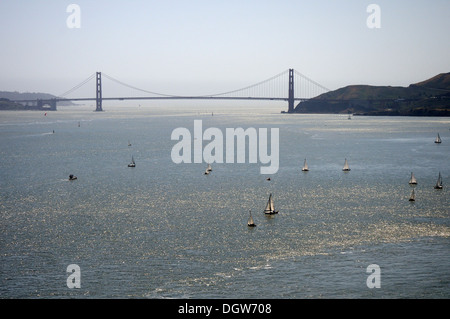 Segelboote an der San Francisco Bay von Angel Island, Golden Gate Bridge im Hintergrund betrachtet Stockfoto