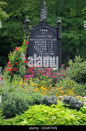 Stadt Lexington Massachusetts Schild zeigt Richtungen zu Lexington-Standorte und Entfernungen zu den umliegenden Städten. Stockfoto