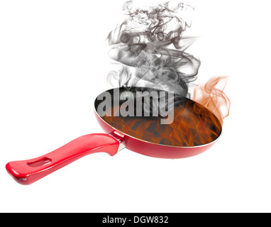 rote Pfanne mit Rauch und Feuer Stockfoto